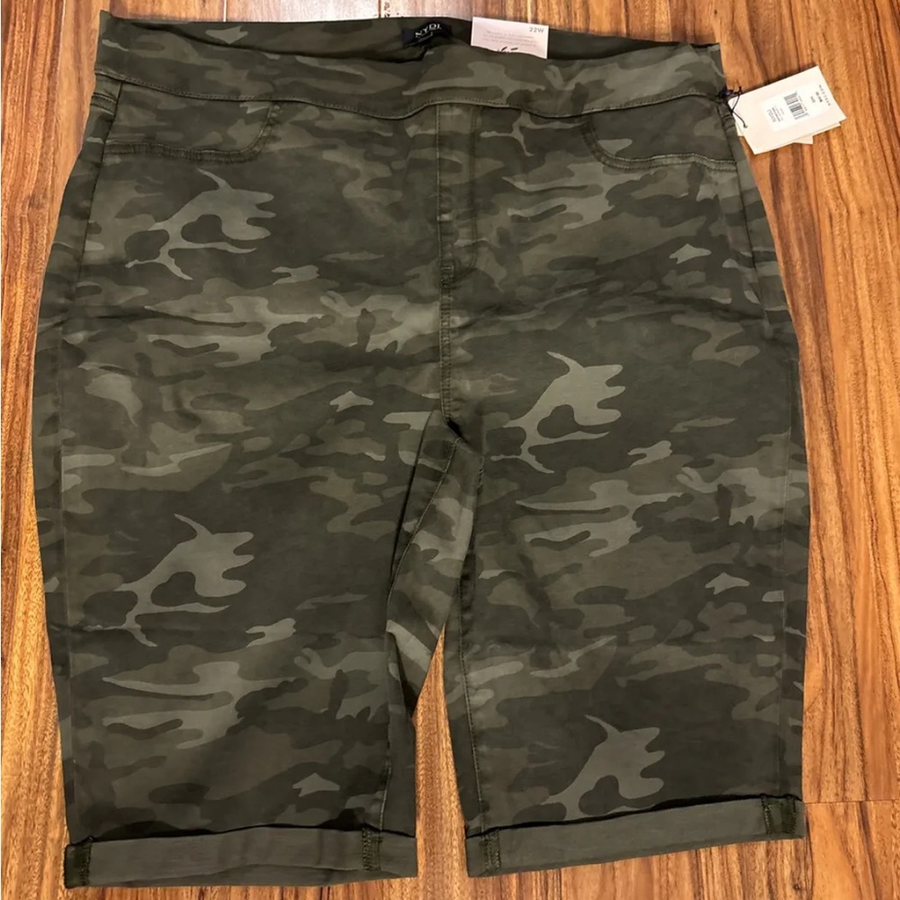 NWT NYDJ Pull on Shorts 13" Camo SZ 22 -Retail $69